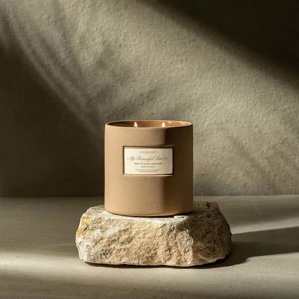 WHITE TEA LEAVES & FRESH ROSES SCENTED CANDLE 650 G